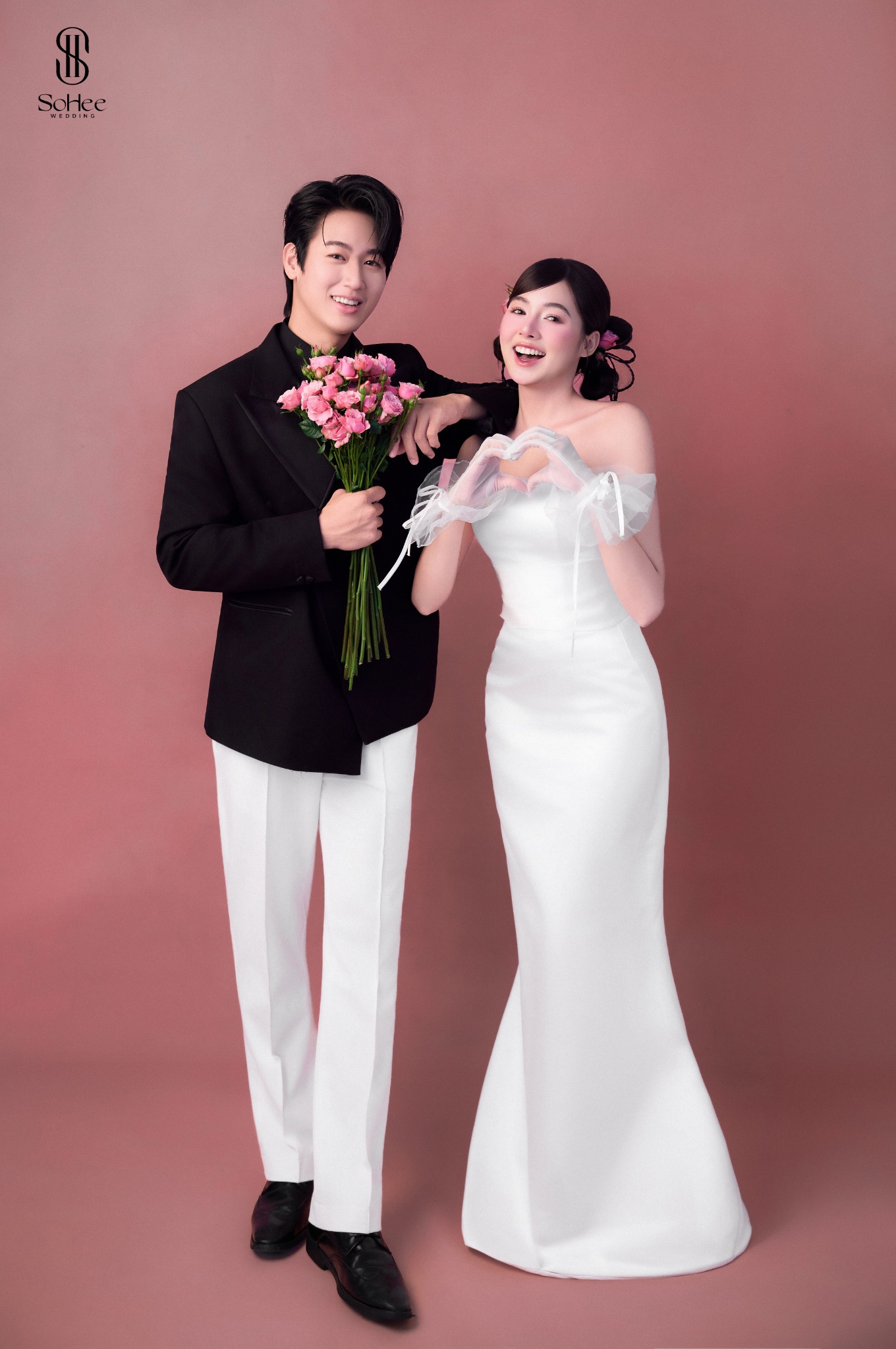 Khoảnh khắc cô dâu và chú rể